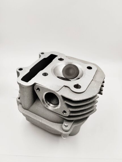 Головка цилиндра ПОЛНОСТЬЮ в сборе с крышкой клапанов GY6 150см3
 'LIPAI'